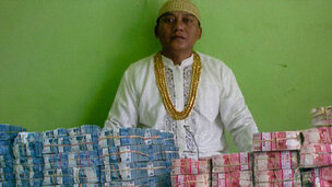 Di Surakarta Ada Lelaki yang Bisa Bantu Kita Hasilkan Banyak Uang